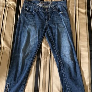 Capri jeans with Adjustable zipper on ankles